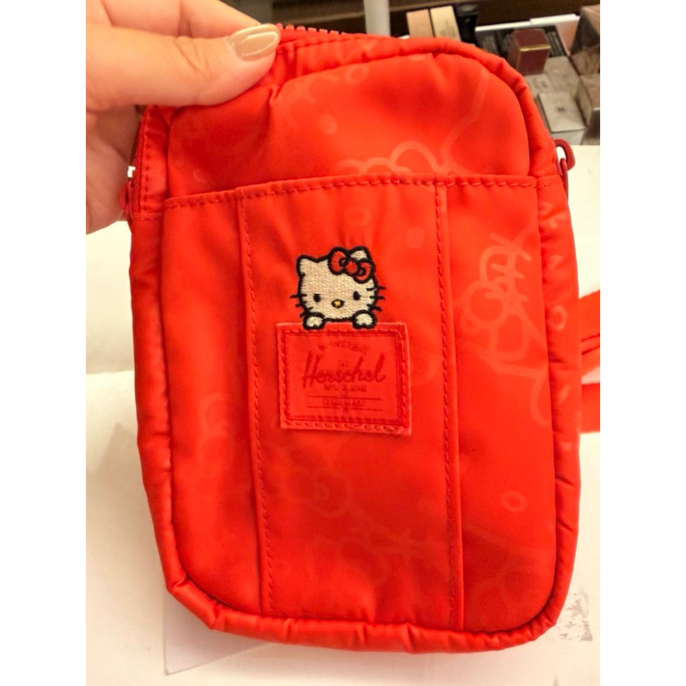 Herschel × HelloKitty 聯名Cruz 迷你斜背包🎀紅色緞面限定款可愛小包/Kitty粉必收/現貨-細節圖6