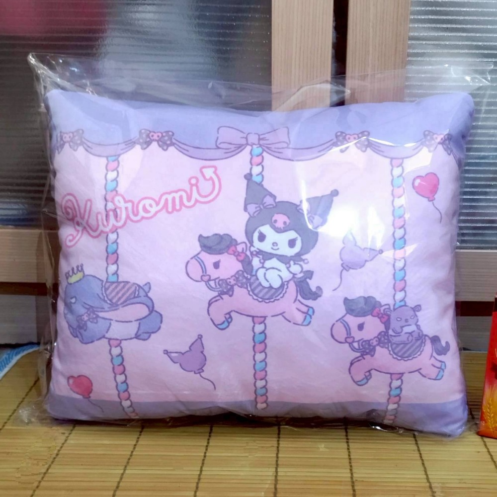 【家德小舖】酷洛米 Kuromi 旋轉木馬 小長方形造型抱枕 枕頭 三麗鷗正版 全新 34公分 水洗枕 午睡枕 午安小枕-細節圖3