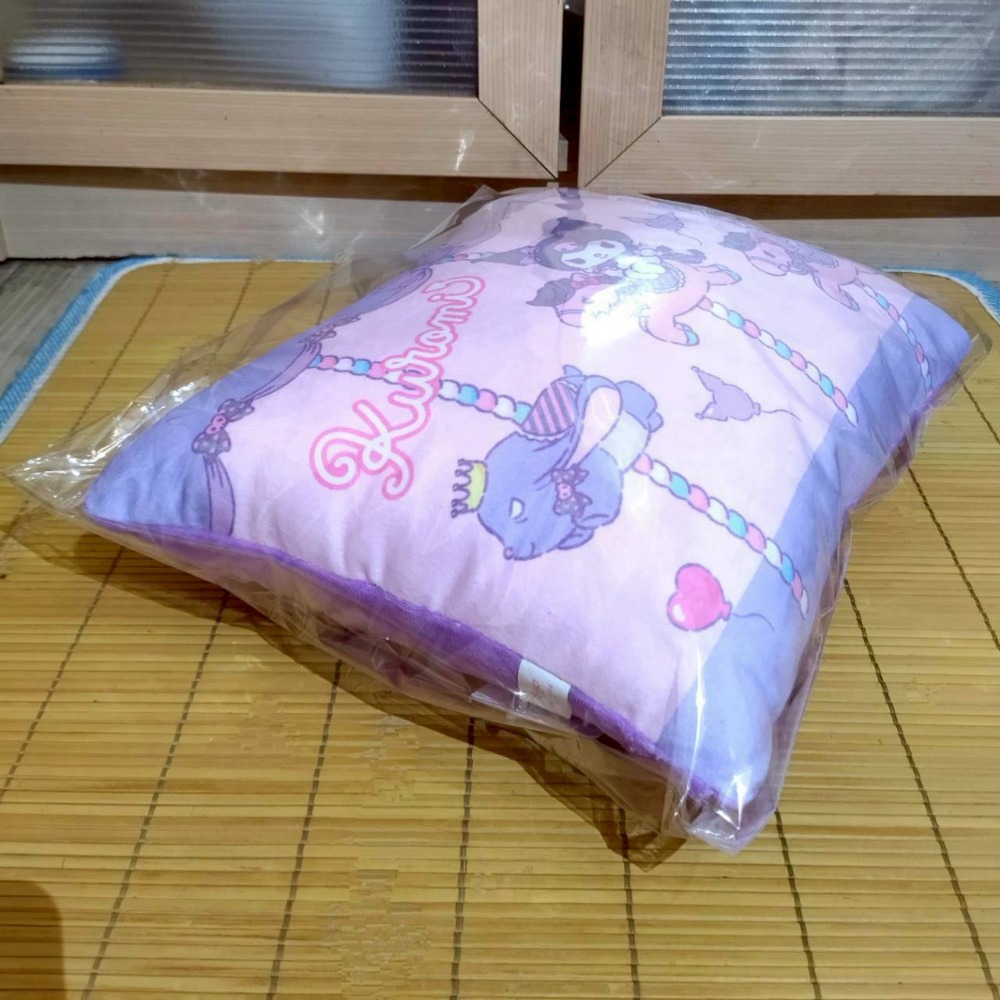 【家德小舖】酷洛米 Kuromi 旋轉木馬 小長方形造型抱枕 枕頭 三麗鷗正版 全新 34公分 水洗枕 午睡枕 午安小枕-細節圖5