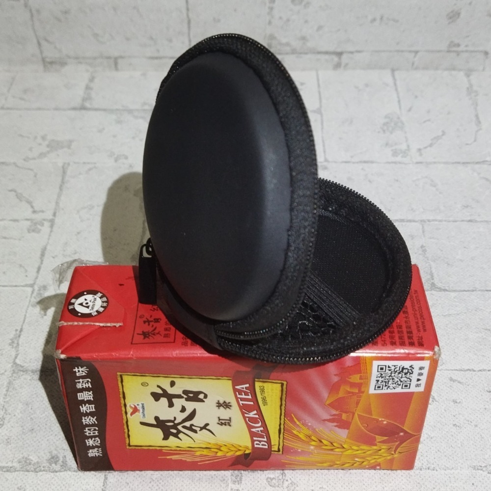 【家德小舖】黑色 耳機殼 全新 馬卡龍 硬殼 扁包 8公分 耳機 收納盒 便攜 充電線 空盒 小物盒 飾品盒 攜帶方便-細節圖2
