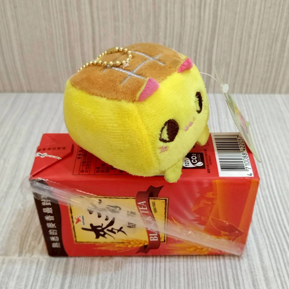 【家德小舖】大眼 豆腐貓 黃豆腐 大豆 吊飾 娃娃 全新 正版 6公分 絨毛 玩偶 布偶 玩具 掛飾 Tofu Cat-細節圖2