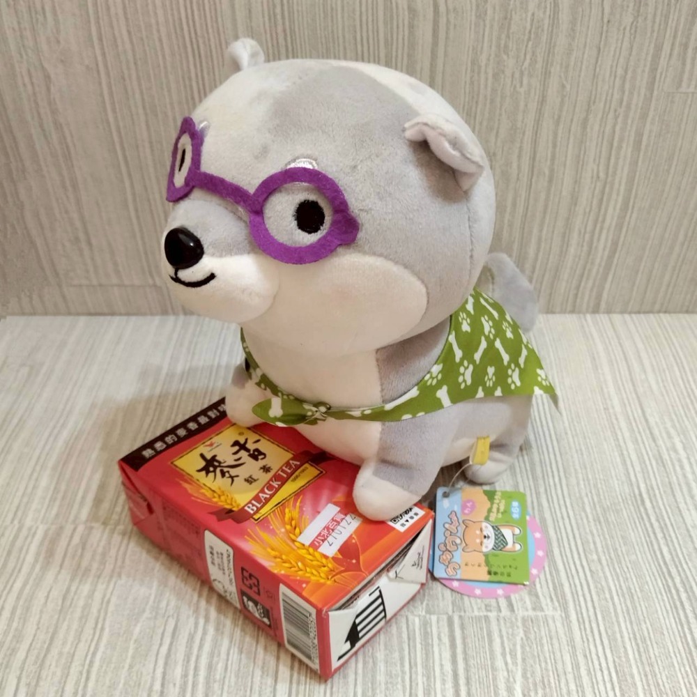 【家德小舖】灰柴犬 眼鏡披風款 我家的汪醬觀察日記 娃娃 TUN SHINE 正版授權 全新 柴犬 絨毛 狗 玩偶 布偶-細節圖2