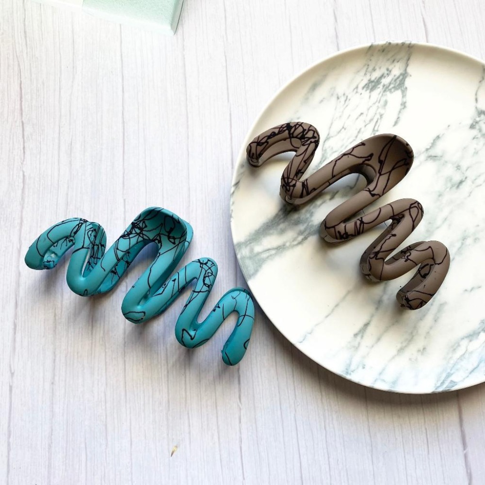 🔥菲雪飾品🔥波浪鏤空 鯊魚夾 髮夾 髮飾 不規則紋路 霧面 抓夾(共6色)-細節圖3