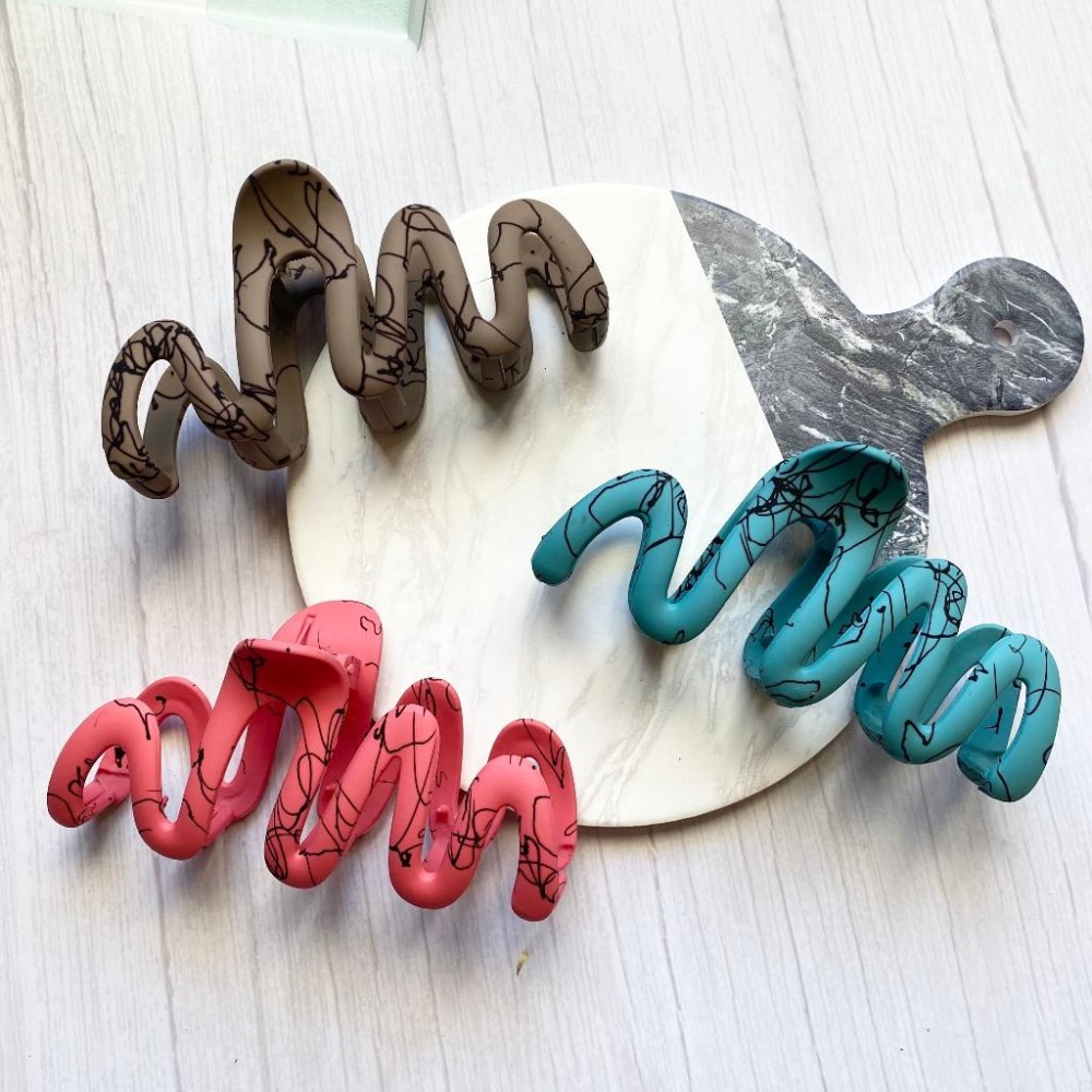 🔥菲雪飾品🔥波浪鏤空 鯊魚夾 髮夾 髮飾 不規則紋路 霧面 抓夾(共6色)-細節圖5