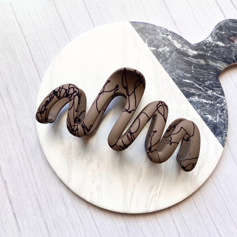 🔥菲雪飾品🔥波浪鏤空 鯊魚夾 髮夾 髮飾 不規則紋路 霧面 抓夾(共6色)-規格圖6