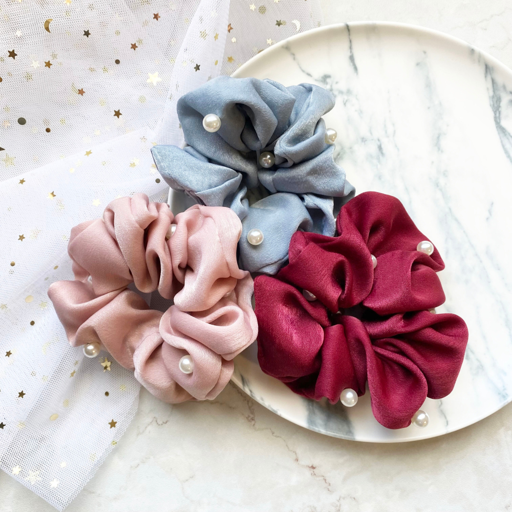 🔥菲雪飾品🔥珍珠 緞面 氣質 丸子頭 髮束 馬尾 髮飾 大腸圈 髮圈(共7色)-細節圖2