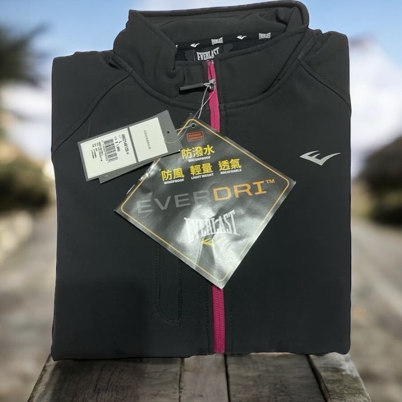 EVERLAST-女款立領外套 黑*桃紅色 防水 防風 輕量 透氣 運動 休閒 戶外 登山 居家 日常-細節圖2