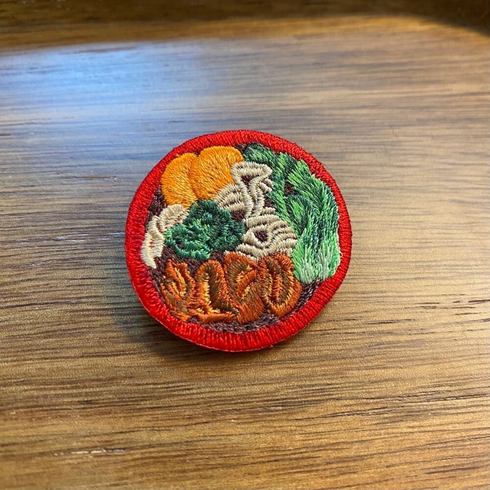 刺繡別針 台灣小吃 門牌系列 荷包蛋 胸針 台灣紀念品 文藝輕黏 TR台灣鐵道-規格圖8