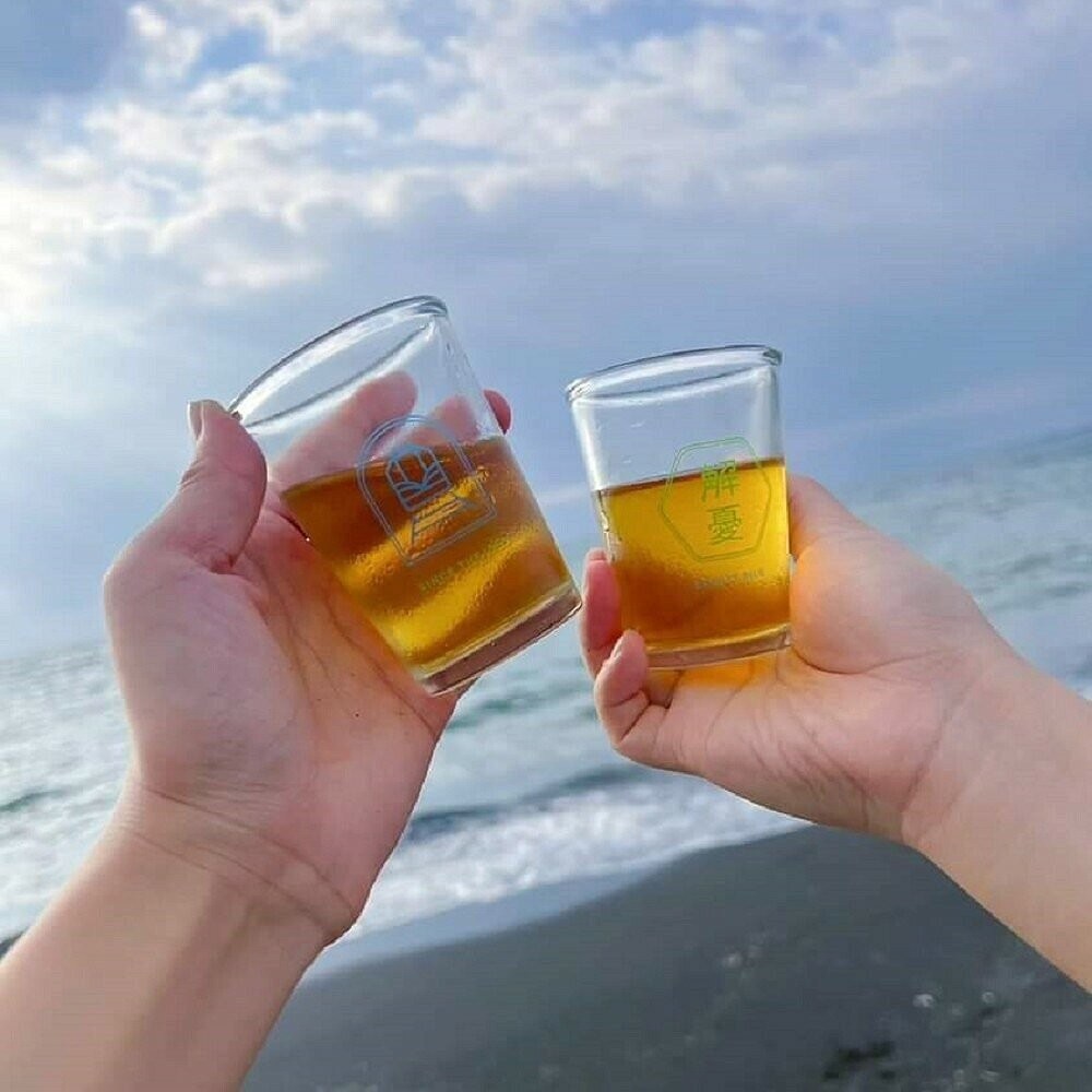 台鐵藍皮解憂號 X 春池玻璃 雙宿雙醉啤酒杯2入組 MIT台灣製造 藍皮解憂 煩惱拋開 官方授權銷售商店 TR台灣鐵道-細節圖2