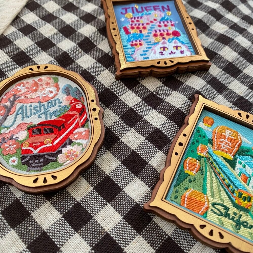 刺繡磁鐵 刺繡小畫框 木質畫框磁鐵 台灣景點 101大樓 阿里山 台灣紀念品 猴子設計 TR台灣鐵道-細節圖2