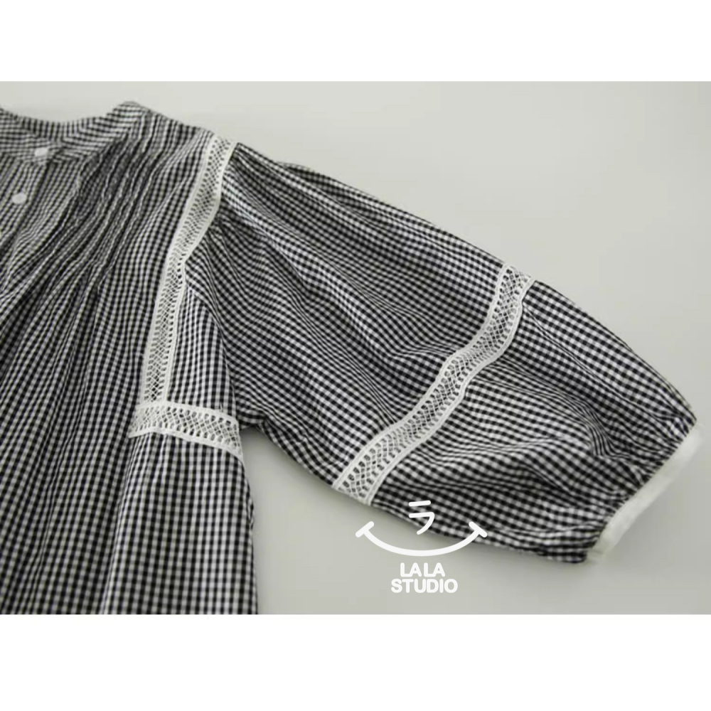 𝕃𝔸𝕃𝔸 𝕊𝕋𝕌𝔻𝕀𝕆 日系立領風琴褶鏤空拼接七分袖長袖襯衫上衣-黑白格-細節圖3