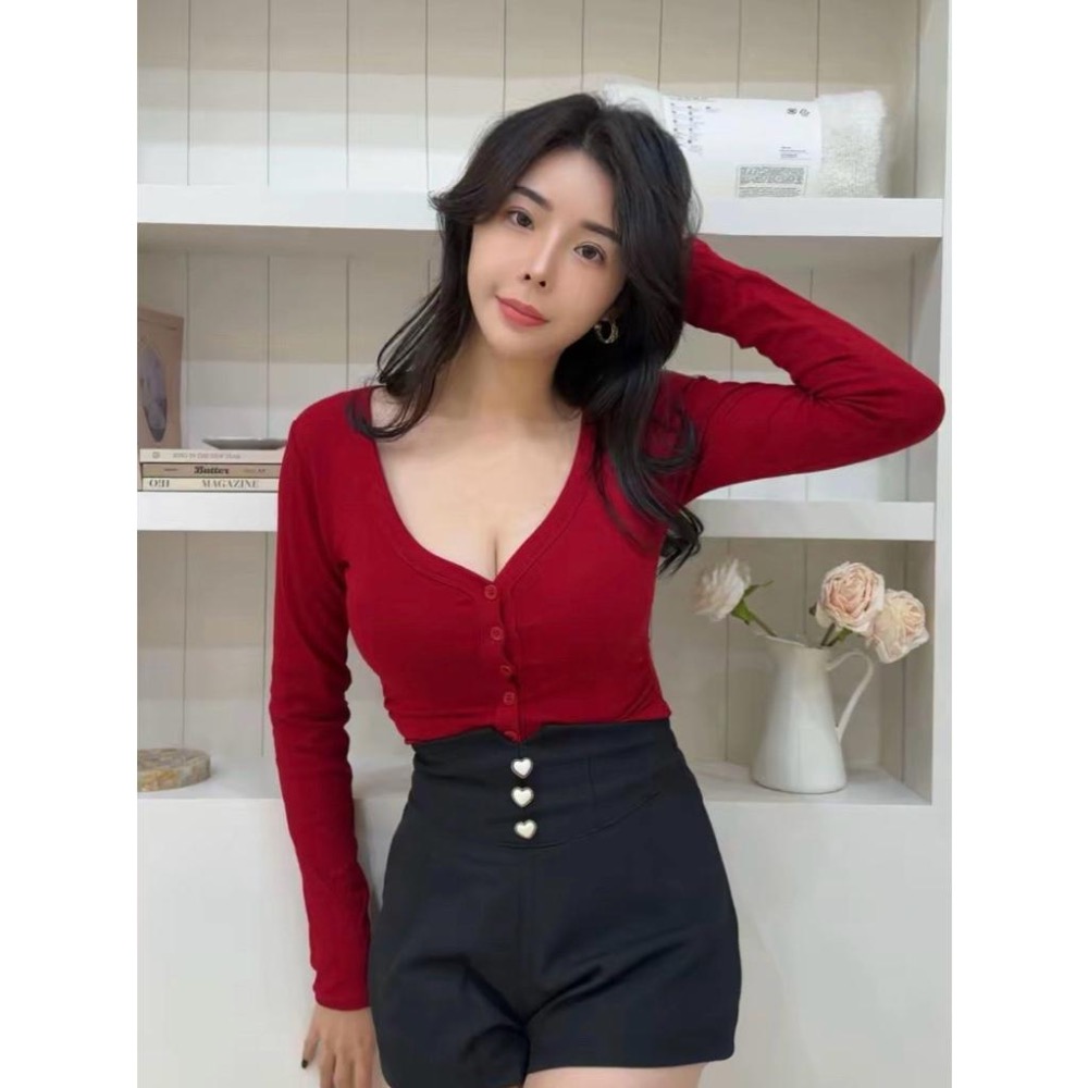 ［Sunlight服飾 馬上出貨✨]  V領修身柔軟心機排扣上衣｜過年|紅色|辣妹｜夜店｜出遊|氣質|性感|派對🎉-細節圖3