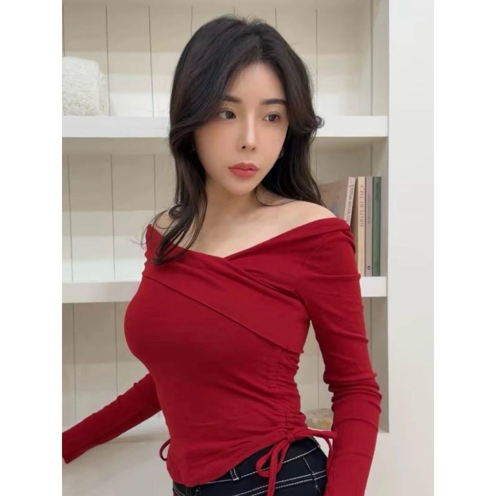 ［Sunlight服飾 馬上出貨✨]  溫柔法式斜肩修身顯瘦抽繩上衣｜過年|紅色|辣妹｜夜店｜出遊|氣質|性感|派對🎉-細節圖2