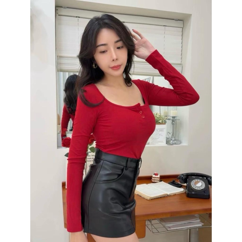 ［Sunlight服飾 馬上出貨✨]  法式鎖骨方領貼身曲線長袖上衣｜過年|紅色|辣妹｜夜店｜出遊|氣質|性感|派對🎉-細節圖2