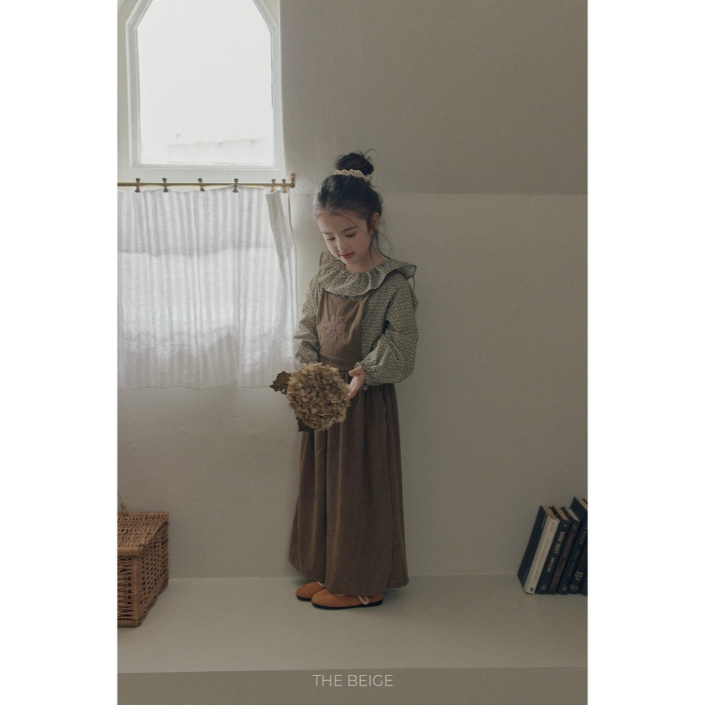小韓舍✦正韓童裝-The beige-胸前刺繡花燈芯絨吊帶寬褲-細節圖2