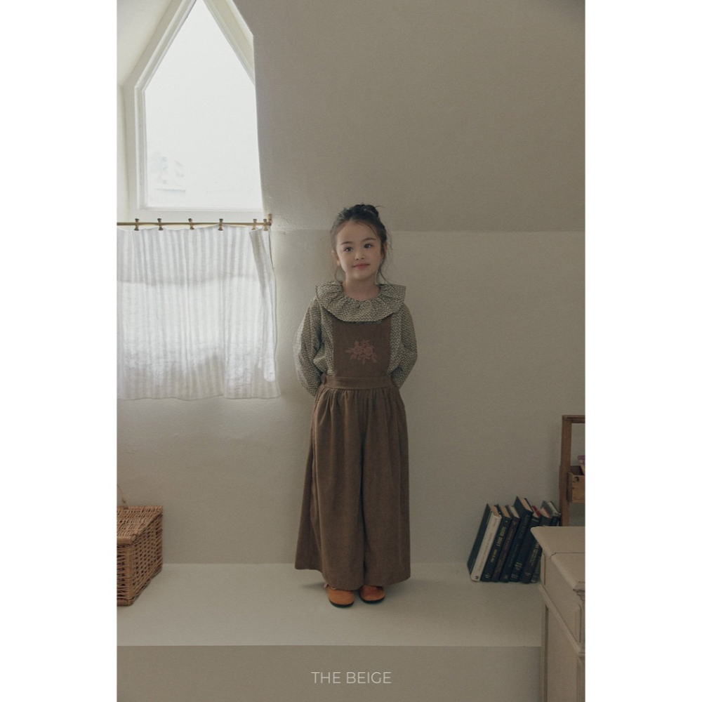 小韓舍✦正韓童裝-The beige-胸前刺繡花燈芯絨吊帶寬褲-細節圖3