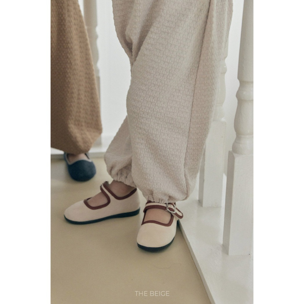 小韓舍✦正韓童裝-The beige-極簡肌理感吊帶哈倫褲-細節圖2