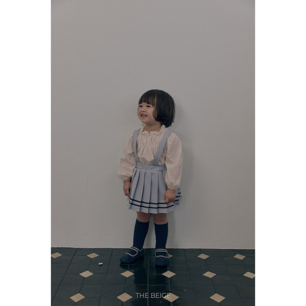 小韓舍✦正韓童裝-The beige-抓褶立領娃娃衫-細節圖2