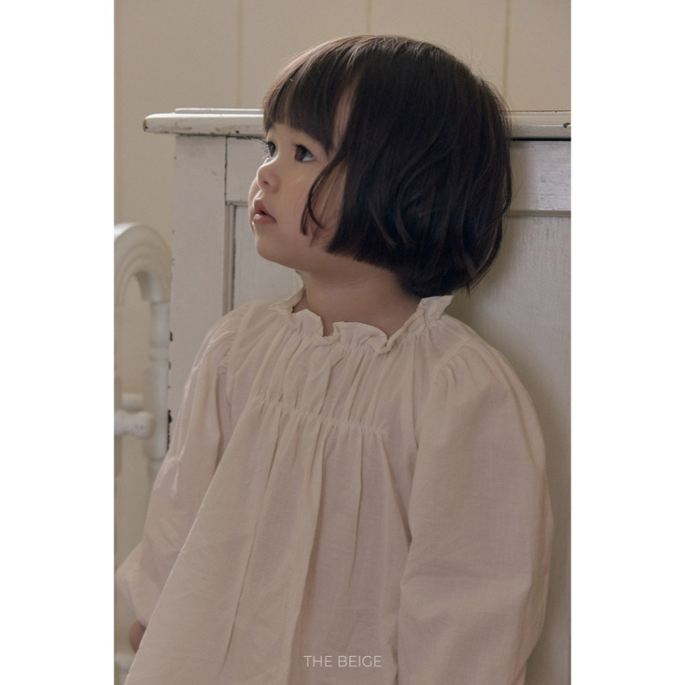 小韓舍✦正韓童裝-The beige-抓褶立領娃娃衫-細節圖5