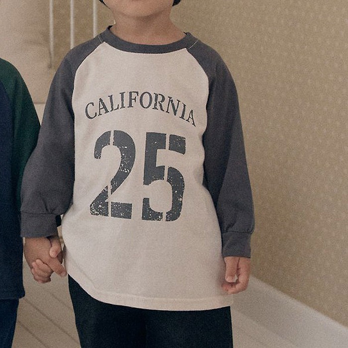 小韓舍✦正韓童裝-The beige-CALIFORNIA 25撞色棒球長袖-細節圖3