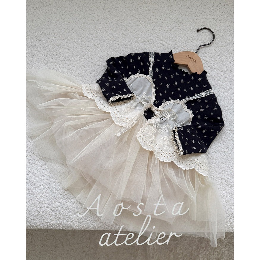 小韓舍✦正韓童裝-Aosta-鏤空蕾絲雕花前綁帶娃娃風吊帶背心-細節圖4