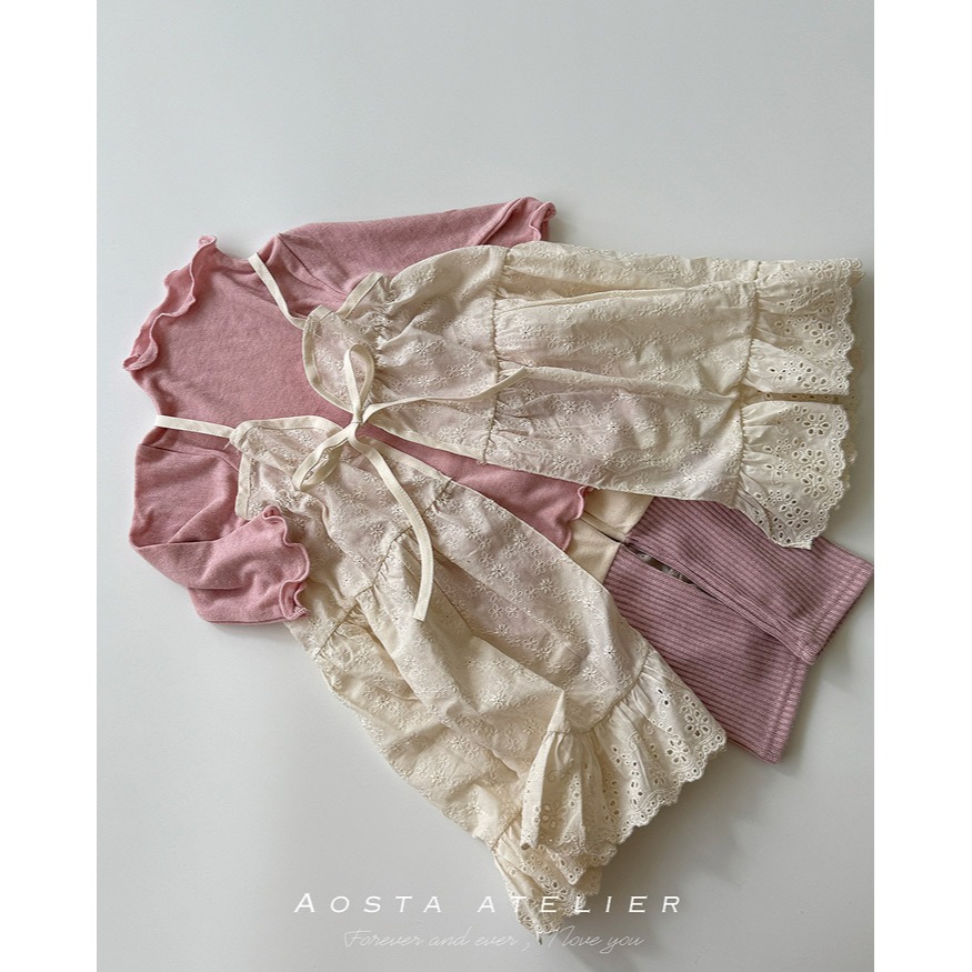 小韓舍✦正韓童裝-Aosta-滿版花朵刺繡雕花荷葉邊吊帶外罩洋裝-細節圖4
