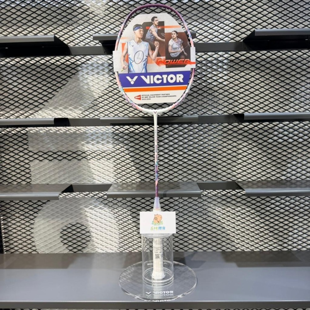 丘林體育Chilling | VICTOR羽球拍 | TK-HAWK PRO | 小隼 | 女性向攻擊型球拍 | 萱草紫-細節圖2