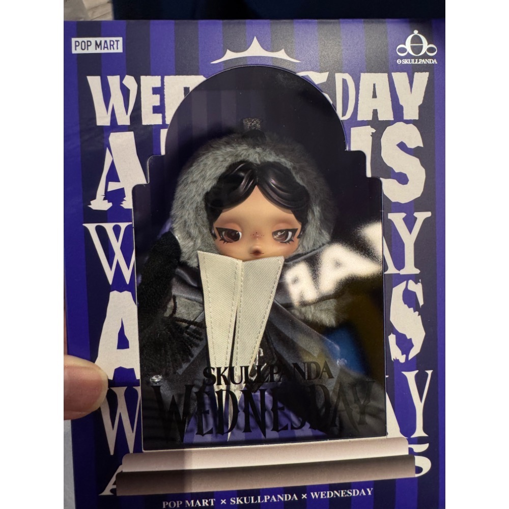 POP MART 泡泡瑪特 SKULLPANDA × 星期三毛絨公仔掛件（奈弗莫爾學院校服版） 潮流玩具周邊收藏毛絨-規格圖1