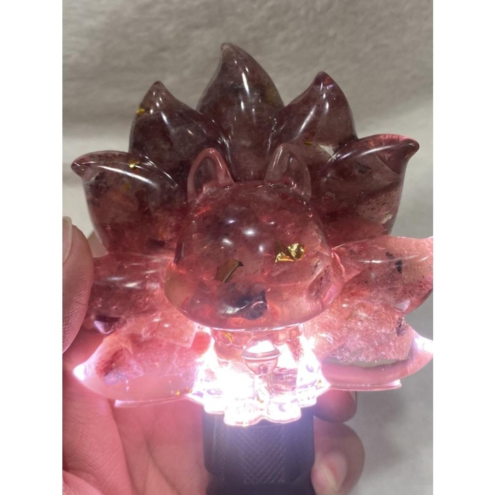 【緣分蜜桃光】大器手作草莓晶九尾狐奧根能量塔：純手工灌注璀璨金箔，強效增人緣、招桃花，守護甜蜜幸福磁場。-細節圖3