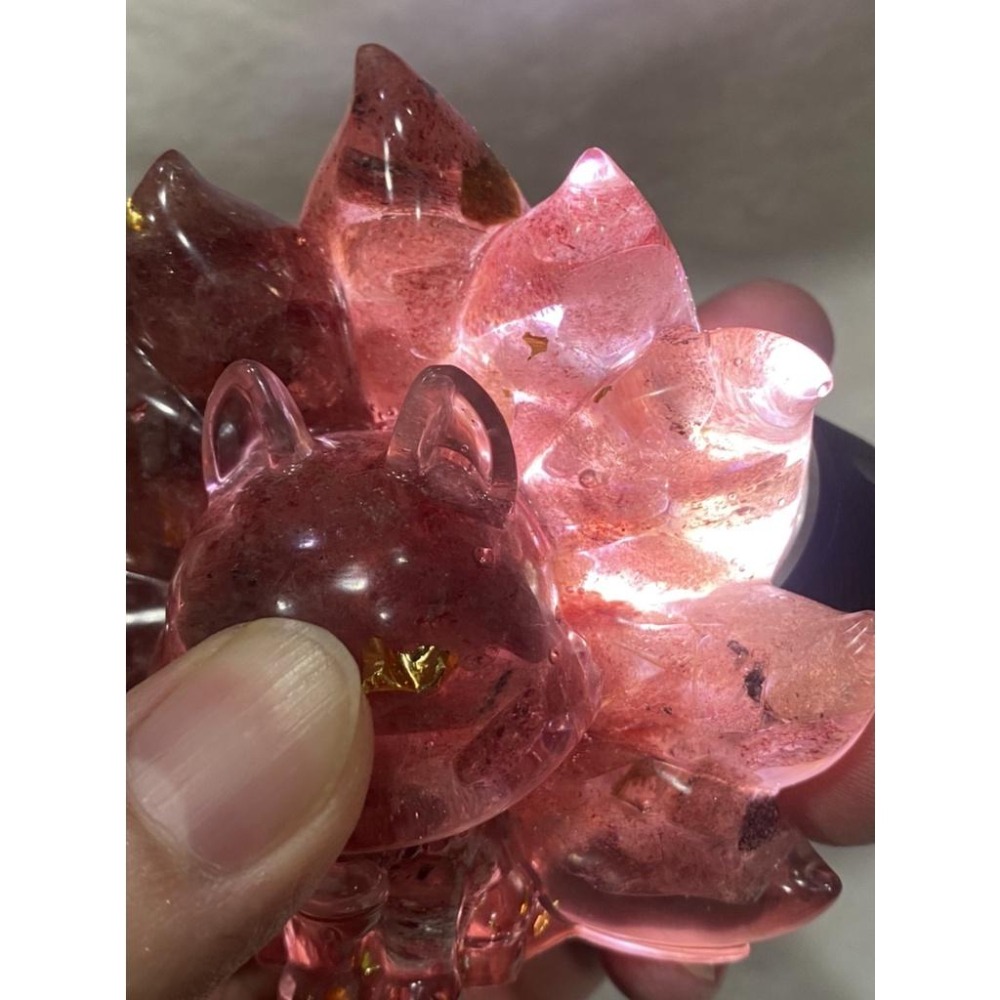 【緣分蜜桃光】大器手作草莓晶九尾狐奧根能量塔：純手工灌注璀璨金箔，強效增人緣、招桃花，守護甜蜜幸福磁場。-細節圖4