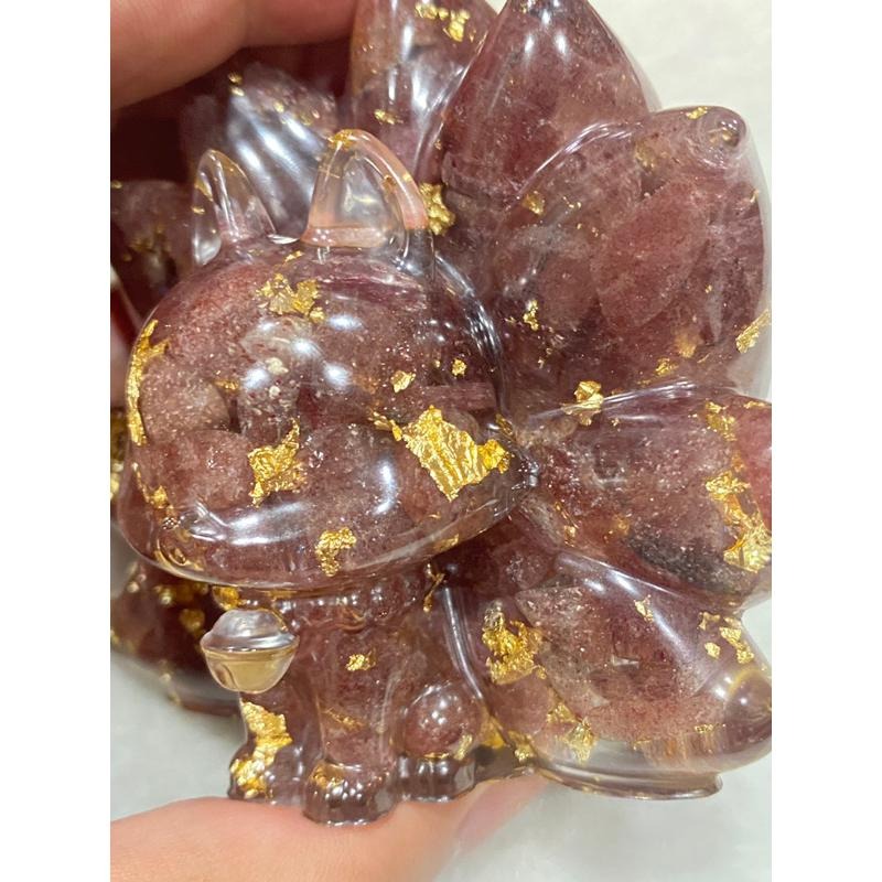 【緣分蜜桃光】大器手作草莓晶九尾狐奧根能量塔：純手工灌注璀璨金箔，強效增人緣、招桃花，守護甜蜜幸福磁場。-細節圖6