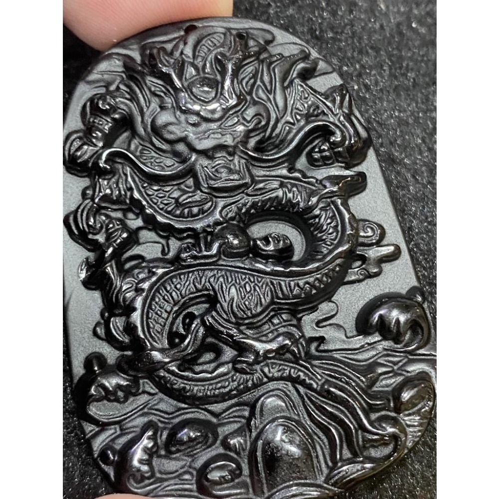 【龍王霸氣 ‧ 烏金黑曜】正黑曜石龍牌佛牌｜高度 5.8cm 大器工藝｜透黃光（真品保證）｜避邪化煞 守護平安 招財-細節圖3