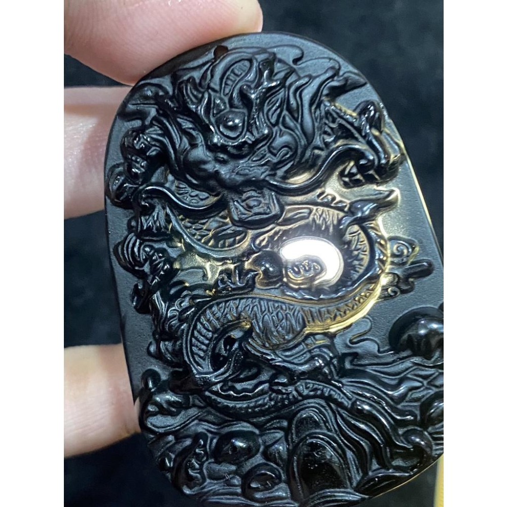 【龍王霸氣 ‧ 烏金黑曜】正黑曜石龍牌佛牌｜高度 5.8cm 大器工藝｜透黃光（真品保證）｜避邪化煞 守護平安 招財-細節圖4