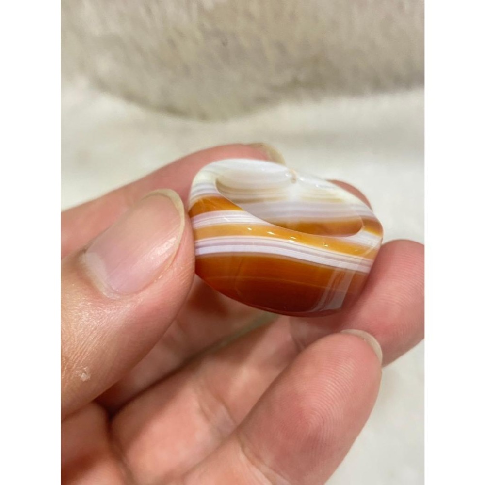 【獨一無二】天然蠶絲瑪瑙寬版指環 ✨ 纏絲紋理的流動之美｜辟邪護身、大氣百搭，讓指尖綻放自然的藝術光芒-細節圖7