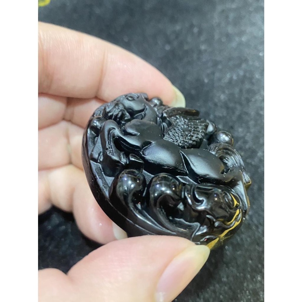 【大塊厚裝 ‧ 飛馬】正黑曜石天馬佛牌｜高度 5.2cm 霸氣尺寸｜透黃光（真品保證）｜避邪化煞 守護平安 招財開運-細節圖2