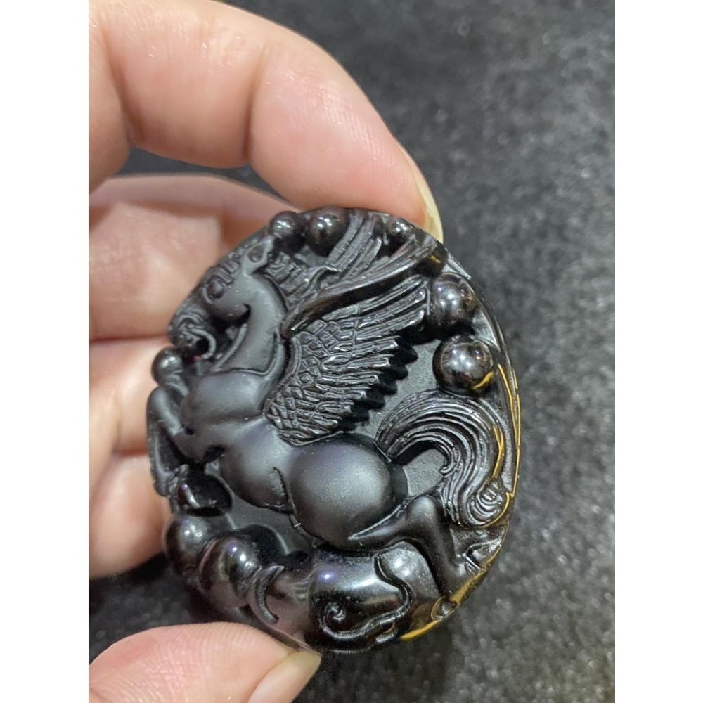 【大塊厚裝 ‧ 飛馬】正黑曜石天馬佛牌｜高度 5.2cm 霸氣尺寸｜透黃光（真品保證）｜避邪化煞 守護平安 招財開運-細節圖3