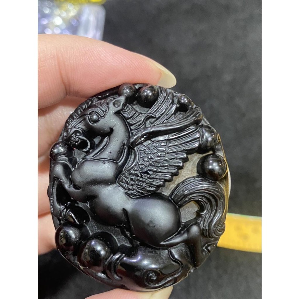 【大塊厚裝 ‧ 飛馬】正黑曜石天馬佛牌｜高度 5.2cm 霸氣尺寸｜透黃光（真品保證）｜避邪化煞 守護平安 招財開運-細節圖6