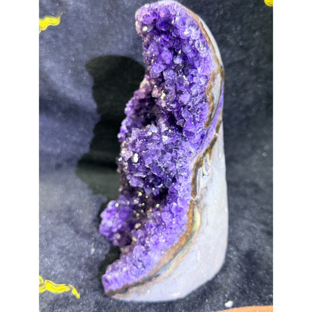 【極致烏拉圭】ESP深紫晶鎮 ✨ 絕美紫晶花與聚財深洞｜高度19cm 大氣鎮宅擺飾｜實品更閃耀的靈性藝術品-細節圖2