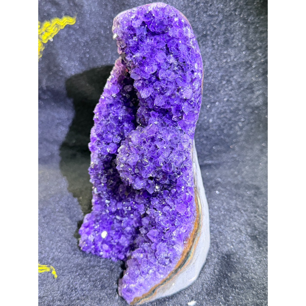 【極致烏拉圭】ESP深紫晶鎮 ✨ 絕美紫晶花與聚財深洞｜高度19cm 大氣鎮宅擺飾｜實品更閃耀的靈性藝術品-細節圖3