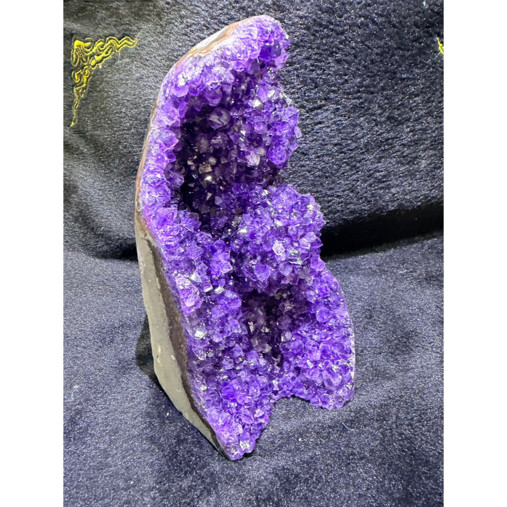 【極致烏拉圭】ESP深紫晶鎮 ✨ 絕美紫晶花與聚財深洞｜高度19cm 大氣鎮宅擺飾｜實品更閃耀的靈性藝術品-細節圖6