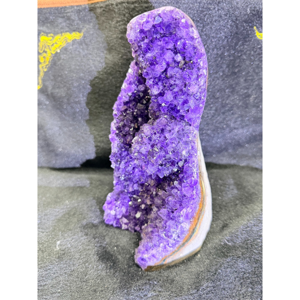 【極致烏拉圭】ESP深紫晶鎮 ✨ 絕美紫晶花與聚財深洞｜高度19cm 大氣鎮宅擺飾｜實品更閃耀的靈性藝術品-細節圖7