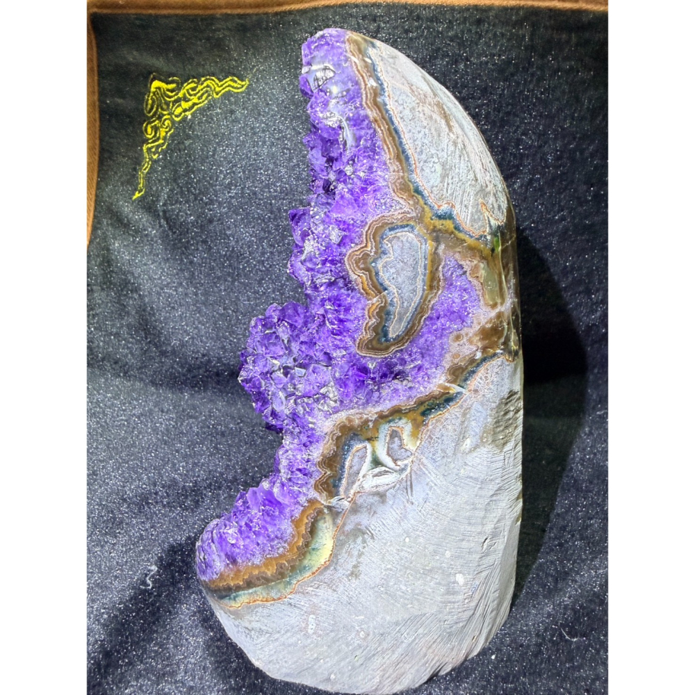 【極致烏拉圭】ESP深紫晶鎮 ✨ 絕美紫晶花與聚財深洞｜高度19cm 大氣鎮宅擺飾｜實品更閃耀的靈性藝術品-細節圖9