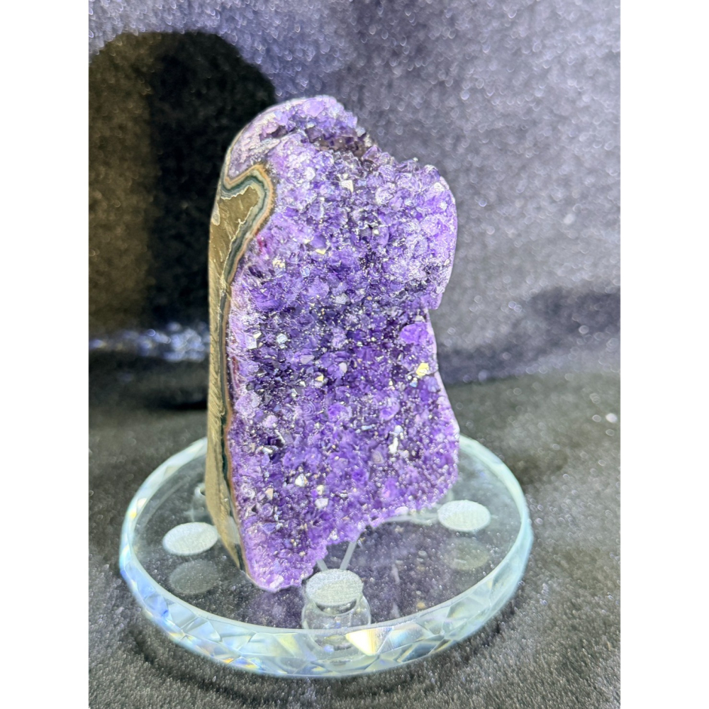 【禪意烏拉圭】ESP深紫晶鎮 ✨ 恭敬古人造型｜手珠消磁、財位深洞｜精緻桌案雅物｜實品更閃耀的靈性藝術品-細節圖2