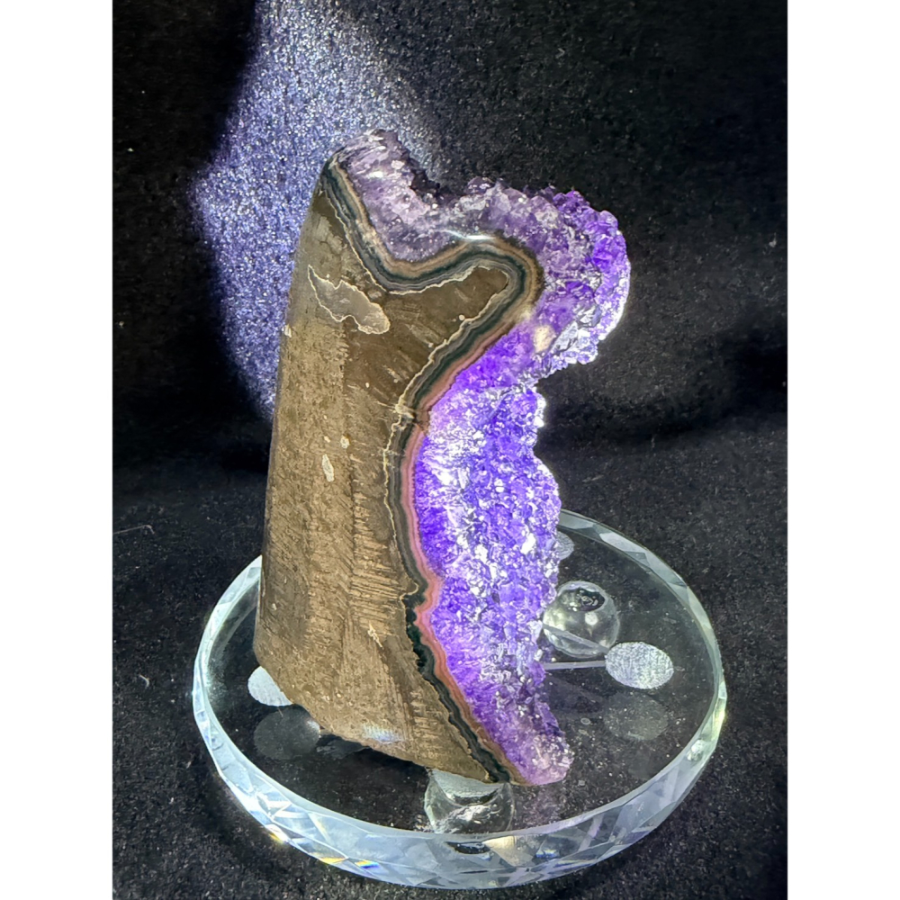 【禪意烏拉圭】ESP深紫晶鎮 ✨ 恭敬古人造型｜手珠消磁、財位深洞｜精緻桌案雅物｜實品更閃耀的靈性藝術品-細節圖3