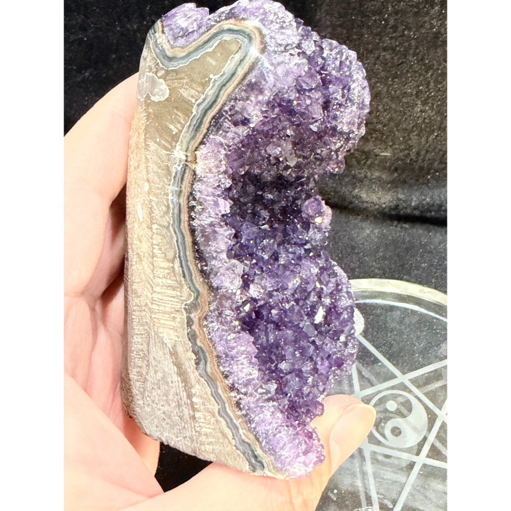 【禪意烏拉圭】ESP深紫晶鎮 ✨ 恭敬古人造型｜手珠消磁、財位深洞｜精緻桌案雅物｜實品更閃耀的靈性藝術品-細節圖4