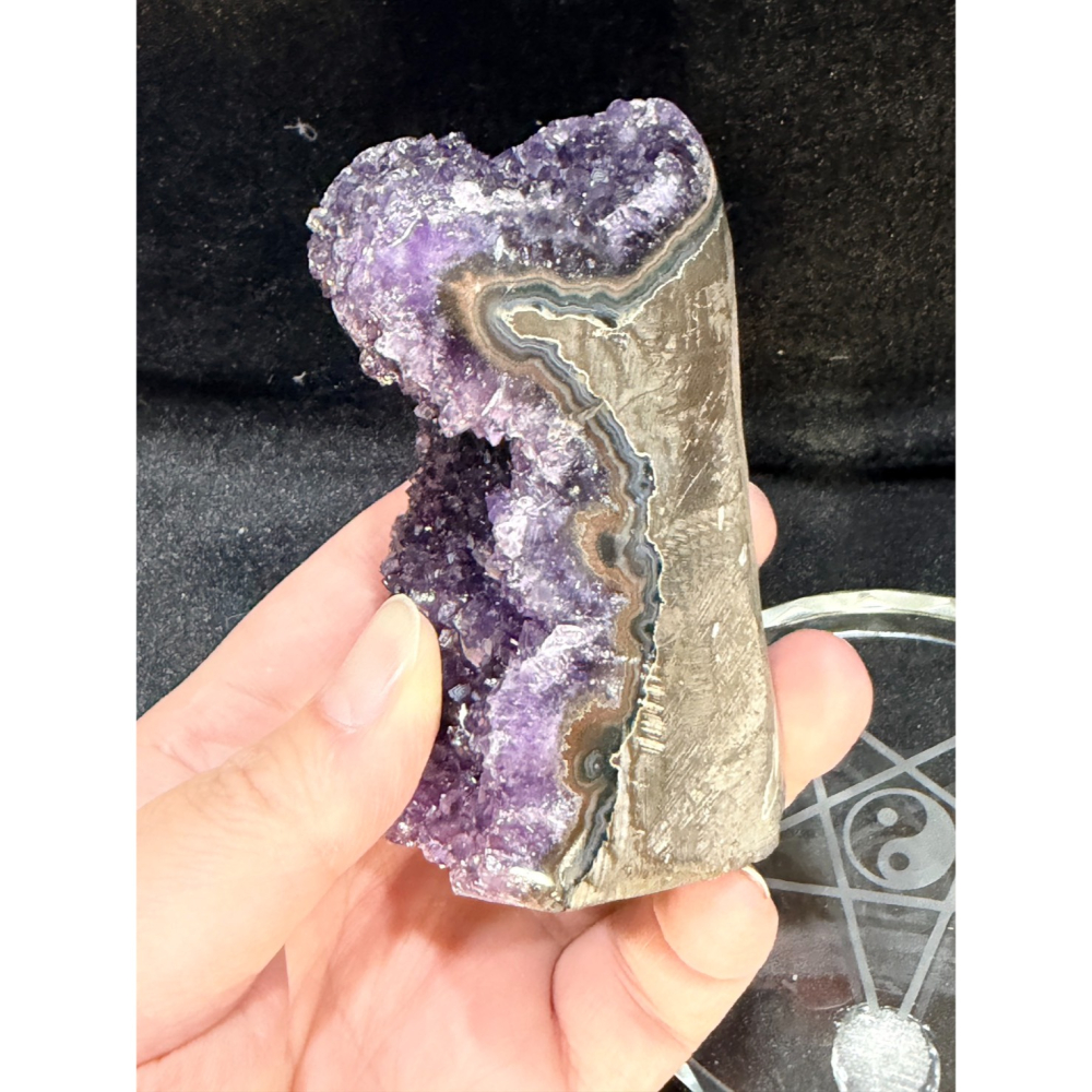 【禪意烏拉圭】ESP深紫晶鎮 ✨ 恭敬古人造型｜手珠消磁、財位深洞｜精緻桌案雅物｜實品更閃耀的靈性藝術品-細節圖7