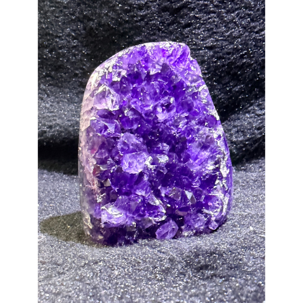 【極致原皮】小巧烏拉圭 ESP 深紫晶鎮 ✨ 飽滿晶牙與天然原礦感｜高6.8cm 桌案雅物｜實品更閃耀的紫色靈性藝術-細節圖3