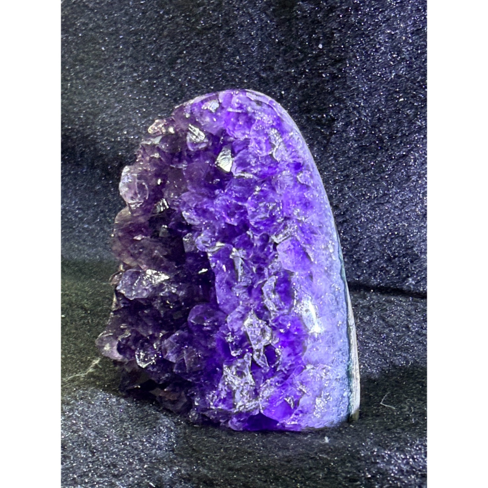 【極致原皮】小巧烏拉圭 ESP 深紫晶鎮 ✨ 飽滿晶牙與天然原礦感｜高6.8cm 桌案雅物｜實品更閃耀的紫色靈性藝術-細節圖4