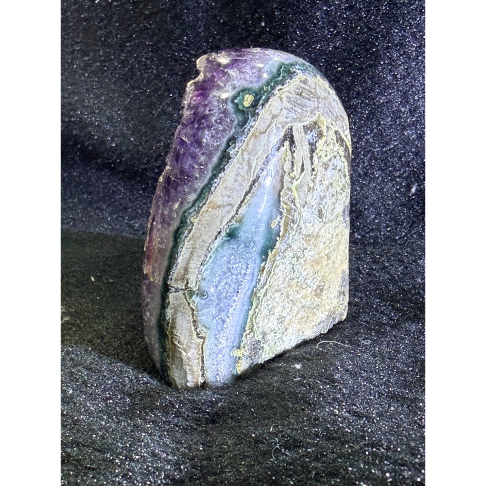 【極致原皮】小巧烏拉圭 ESP 深紫晶鎮 ✨ 飽滿晶牙與天然原礦感｜高6.8cm 桌案雅物｜實品更閃耀的紫色靈性藝術-細節圖5