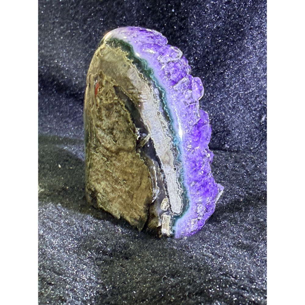【極致原皮】小巧烏拉圭 ESP 深紫晶鎮 ✨ 飽滿晶牙與天然原礦感｜高6.8cm 桌案雅物｜實品更閃耀的紫色靈性藝術-細節圖6